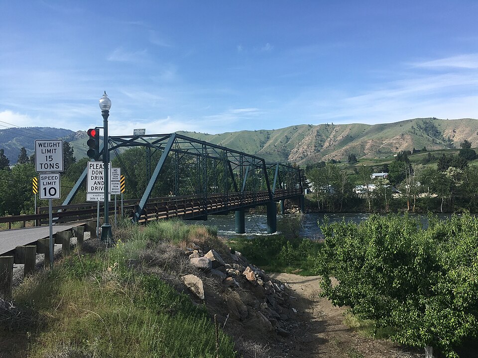 Wenatchee River at Monitor, Washington